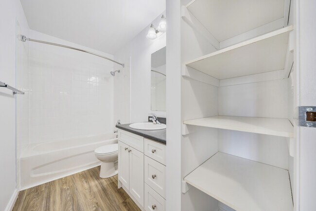 Photo du bâtiment - Windermere Village Apartments