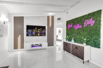 Building Photo - 714 NE 17th Ct