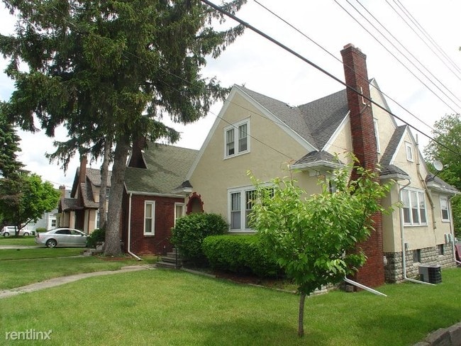 Building Photo - 2 br, 1 bath Apartment - 106 Kipling Blvd