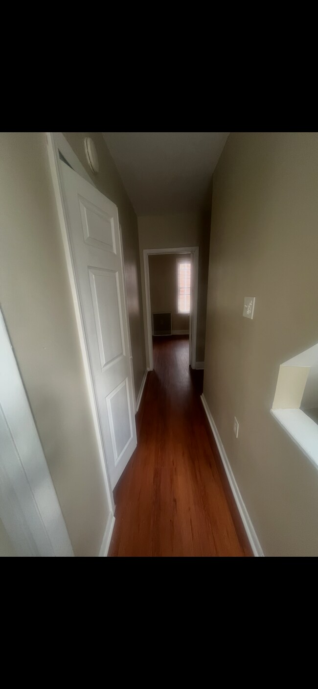 Pasillo entre el dormitorio uno, el baño y la habitación 2. - 608 S Clifton St