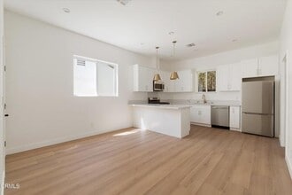 Building Photo - 10558 Encino Ave