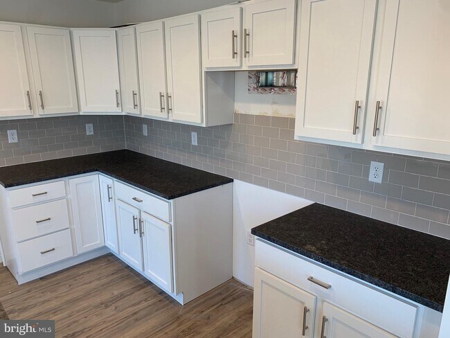 Building Photo - 6 Shillington Ln