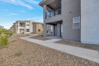 Building Photo - 2121 W Sonoran Desert Dr