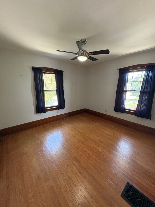 Foto del edificio - Spacious 4 Bedroom home with front porch a...