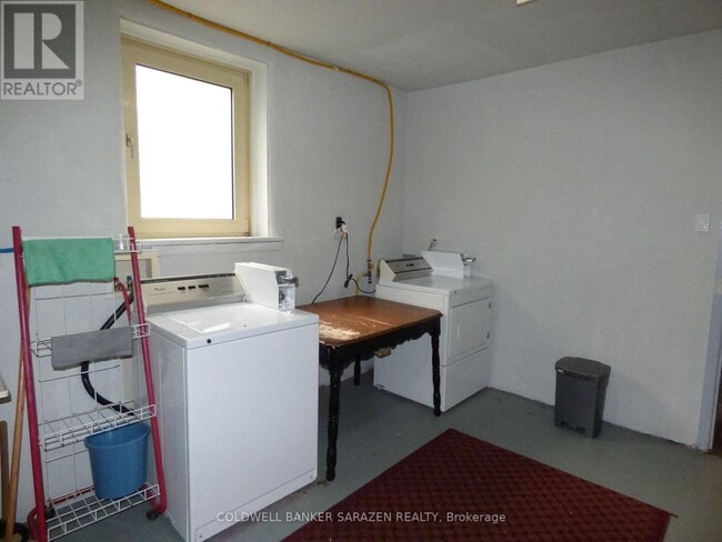 Building Photo - 682 Irene Crescent