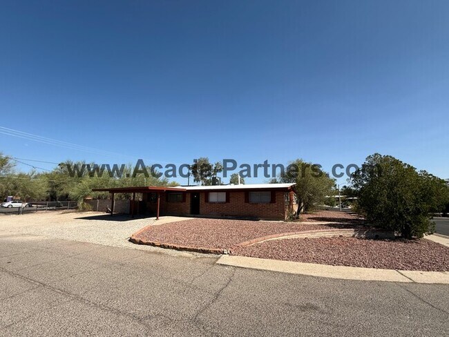 Foto del edificio - Corner Lot Three Bedroom Home