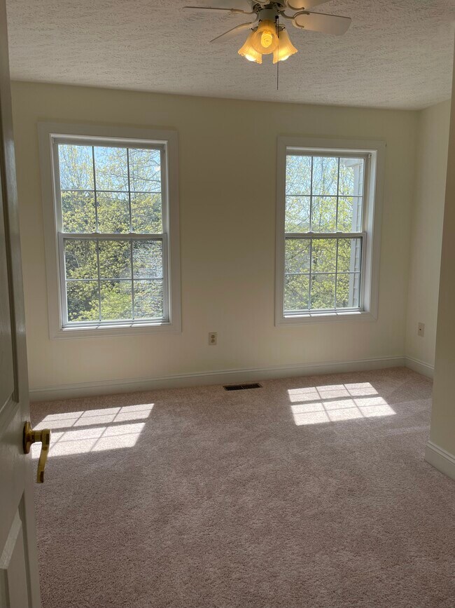 Building Photo - 565 Silver Leaf Dr