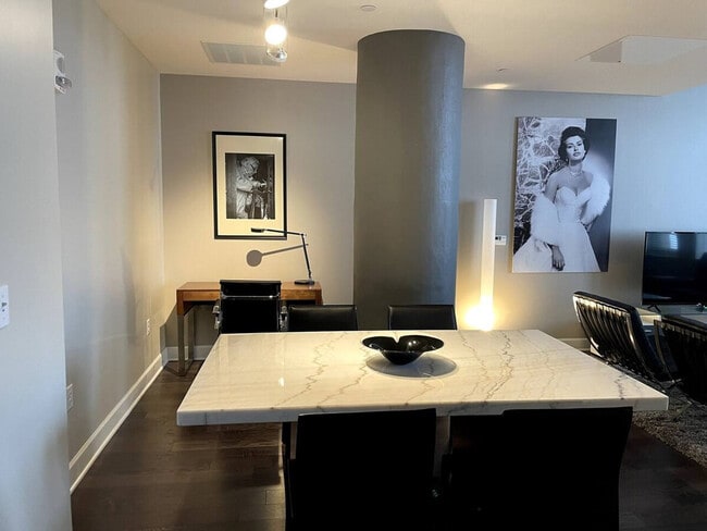 Building Photo - 256 E Main St