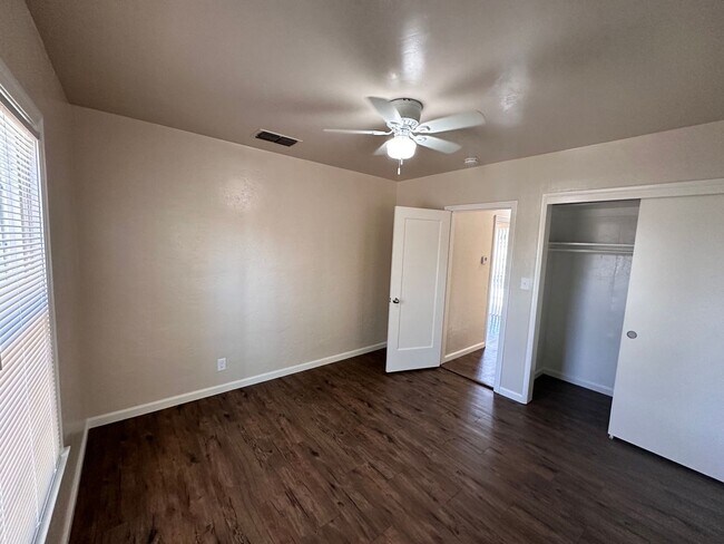 Foto del edificio - Available Soon!