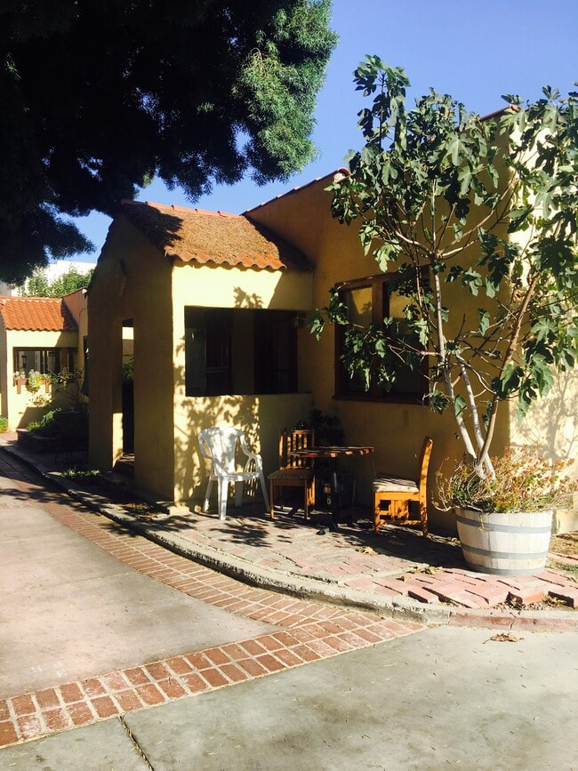 Foto del edificio - 5031 Bakman Ave