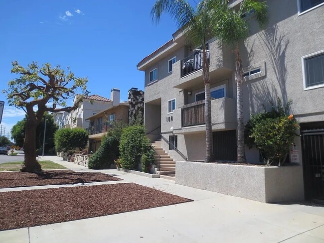 Building Photo - 10611 Moorpark St