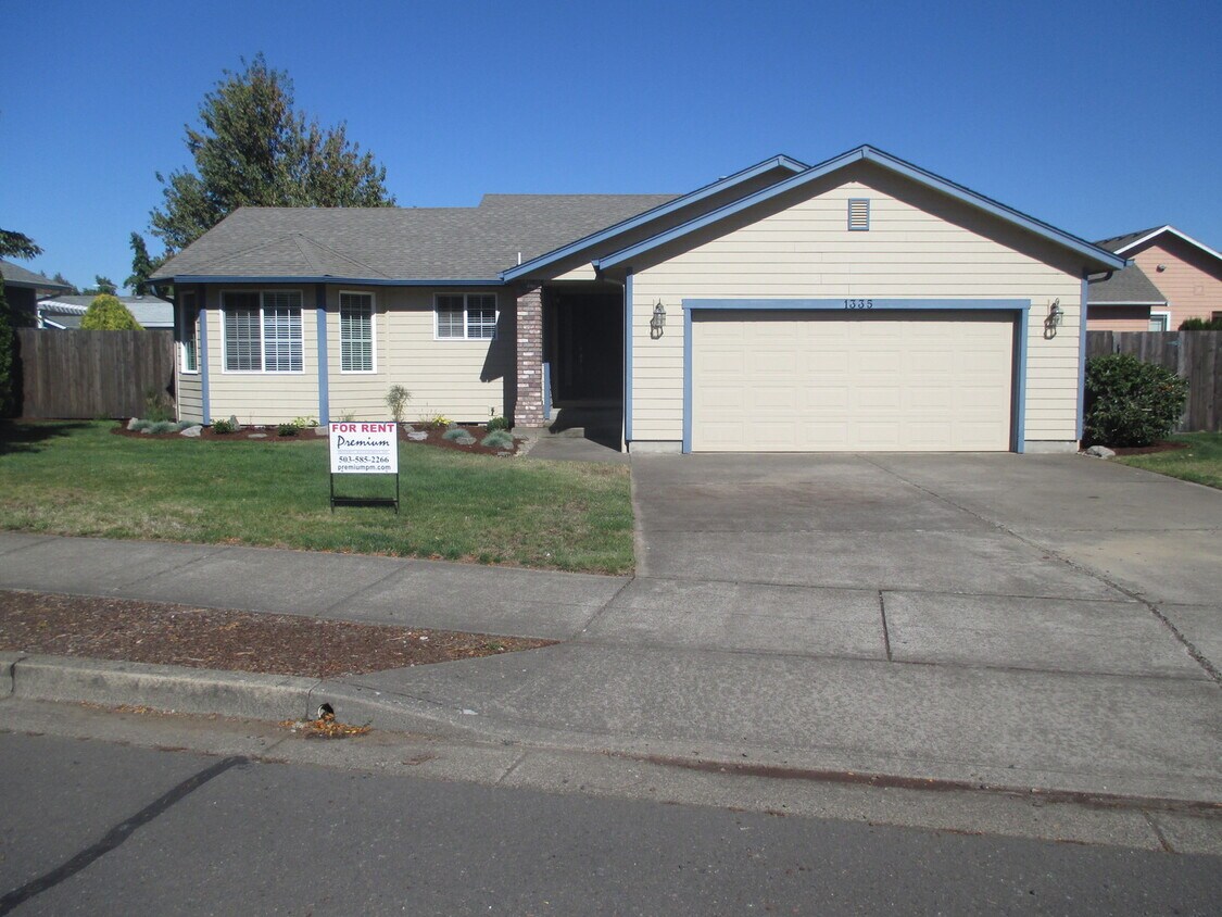 Primary Photo - Large Three Bedroom Home in Stayton