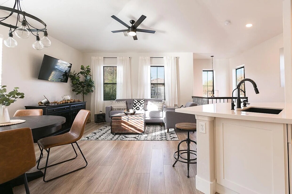 Foto principal - 156 W Laurel Ct
