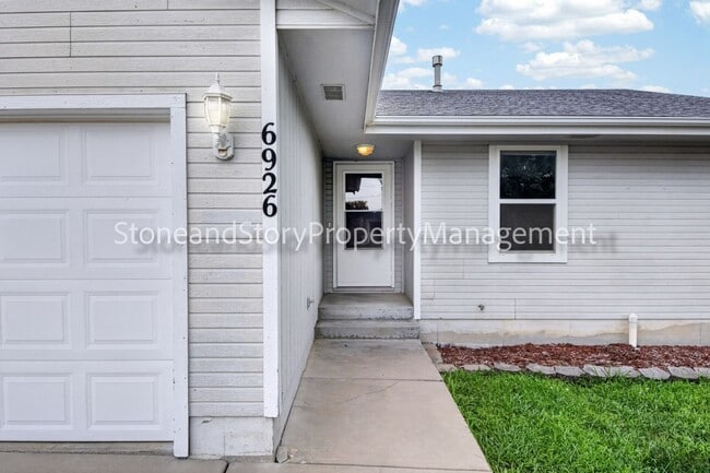 Building Photo - 6926 SW 17th St