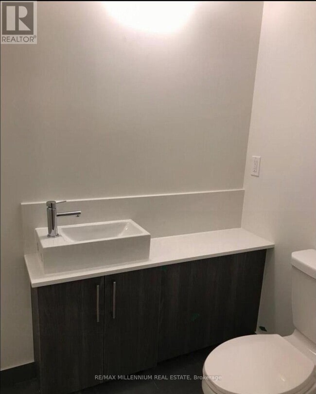 Photo du bâtiment - 27 Bathurst St