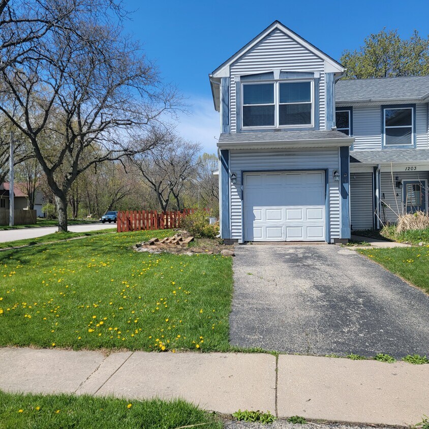1201 Wicker St, Woodstock, IL 60098 Townhome Rentals in Woodstock IL