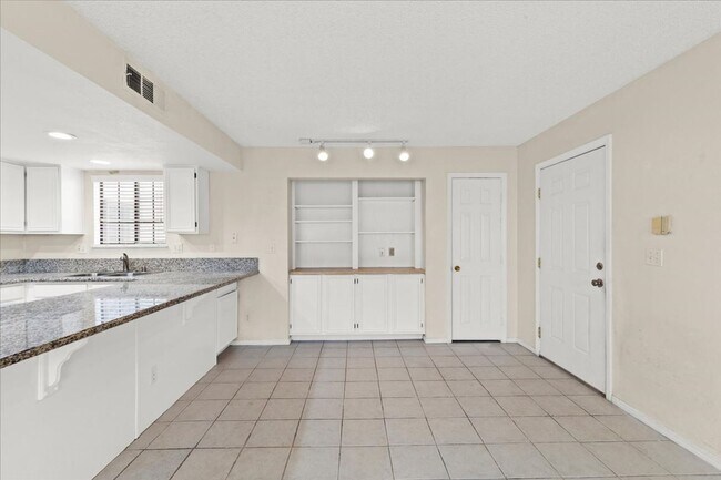 Foto del edificio - Completely Remodeled Kitchen on 12-1-25, Summerlin Condo, 2 Bedroom, No Carpet