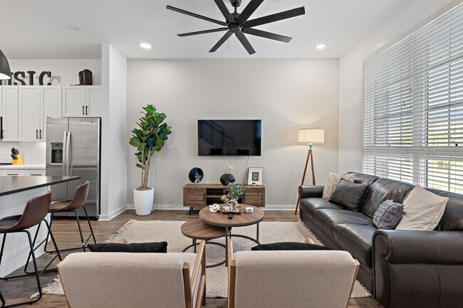 Foto del edificio - 738 Douglas Ave