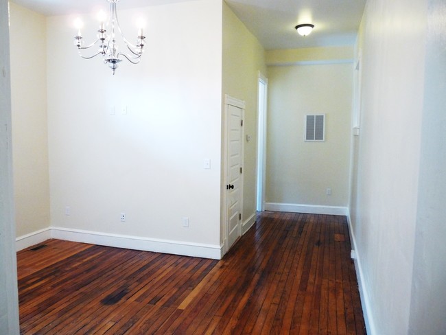 Front foyer - 1648 W Grace St