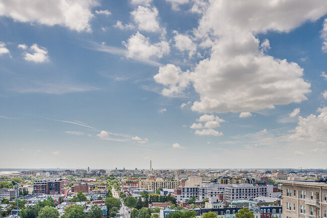 En la azotea con vista de DC - Highview and Castle Manor