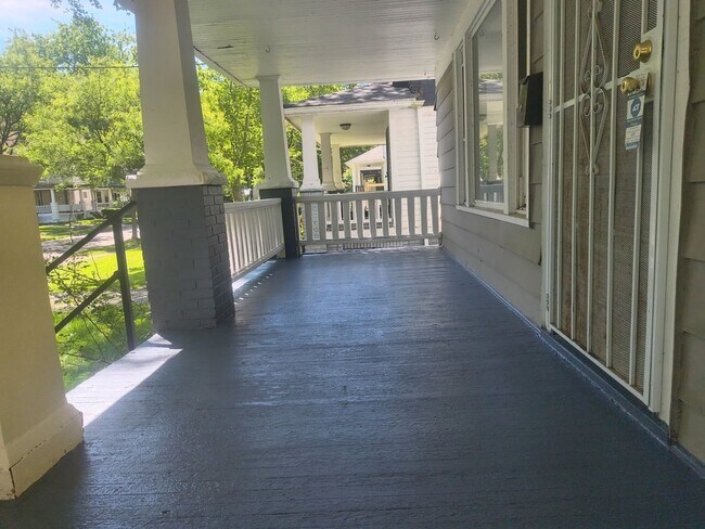 Foto del edificio - 9901 Yale Ave