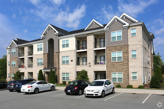 Garden Lakes Apartments for Rent with a Balcony - Greensboro, NC - 15 ...