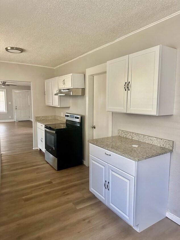 Foto principal - Cute Midtown 3 Bedroom Home For Rent!