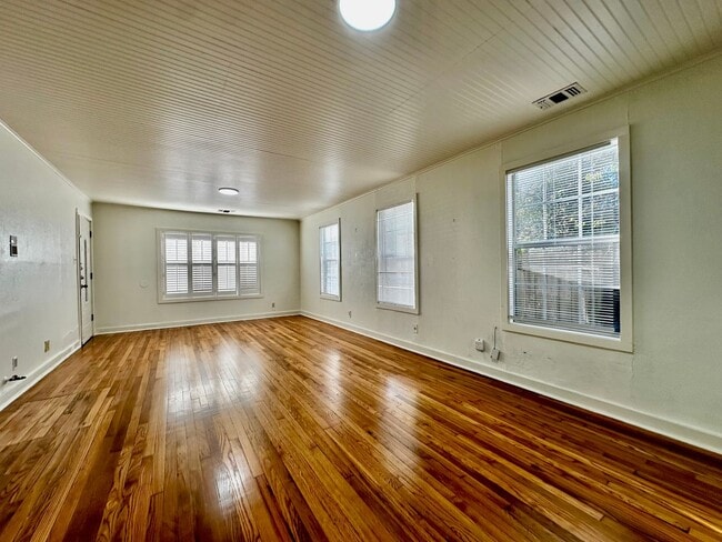 Building Photo - Cozy 2/1 Home