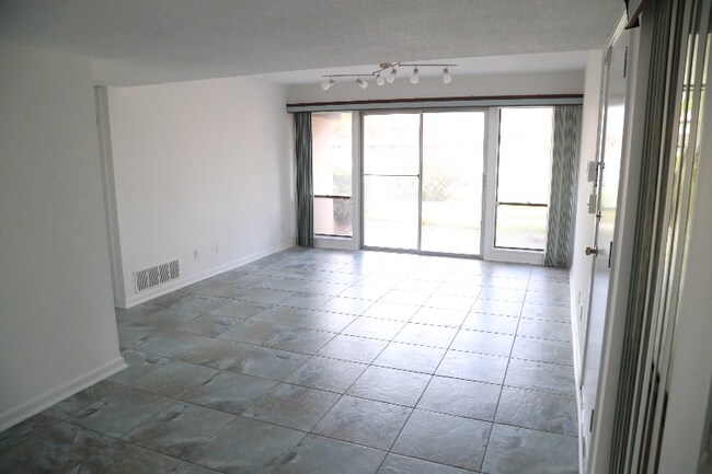Foto del edificio - 50 Club House Dr