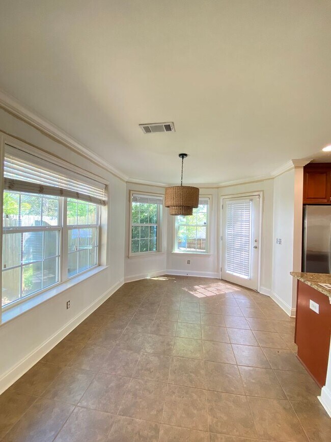Building Photo - Beautiful Home in a Great Neighborhood!