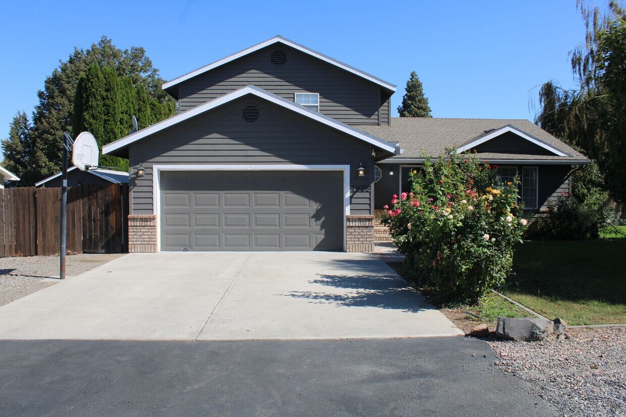 Foto principal - Spacious Kennewick Home | 3 Bedrooms, 2 Ba...
