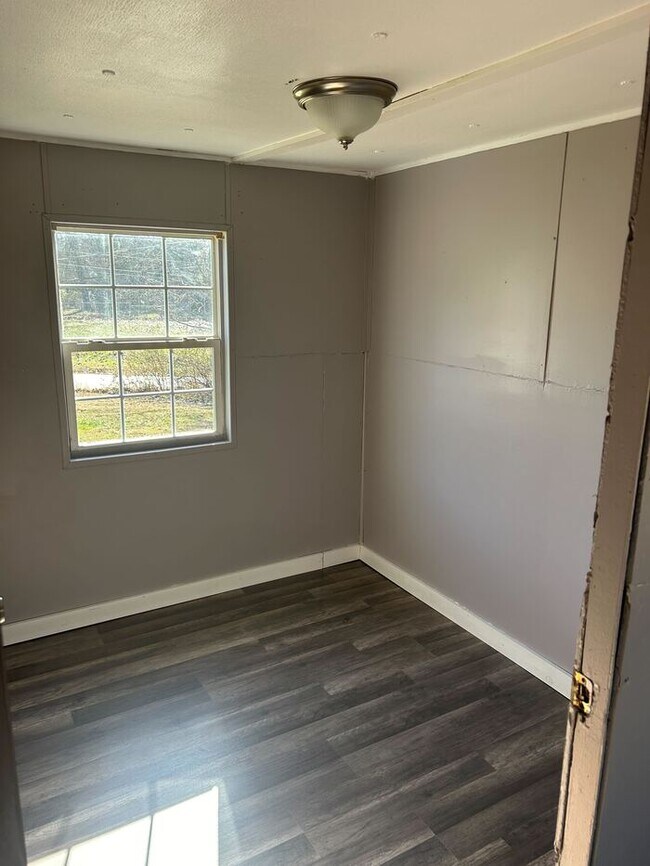 Building Photo - 2 bed 1 bath spacious mobile home 289 Tren...