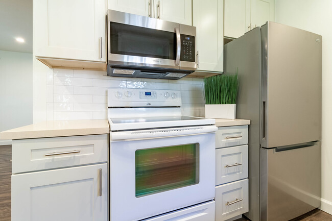 Building Photo - 465 Calderon Ave