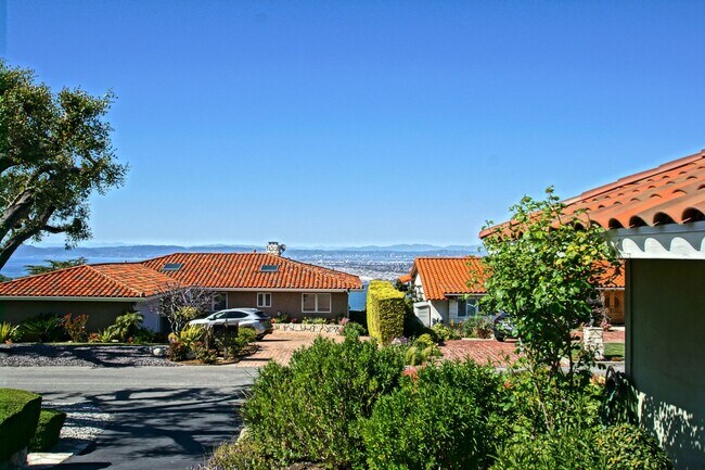Foto del edificio - FULLY FURNISHED, CHARMING & AIRY, 4BR2BA MONTEMALAGA HILLTOP HOME W/ “QUEENS NECKLACE” VIEWS, 2-C...