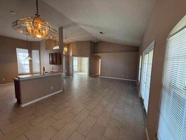 Foto del edificio - BEAUTIFUL 3 BEDROOMS, 2 BATHS SINGLE FAMILY HOME IN GATED COMMUNITY.