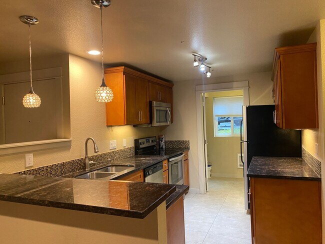 Building Photo - Walk to Downtown Kirkland 2 Bedroom, 2 Bat...