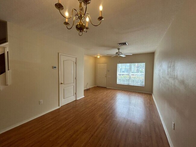 Foto del edificio - 2350 Lake Woodberry Cir