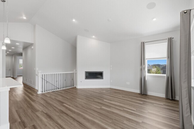 Building Photo - Castle Rock - Rancher 4 bed 3 bath in Crystal Valley!