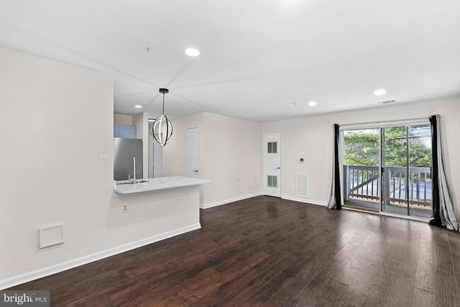 Building Photo - 673 Constellation Square SE