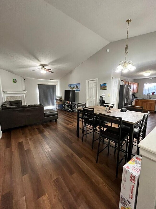 Building Photo - **STUNNNING 4 bedroom 2 bath home