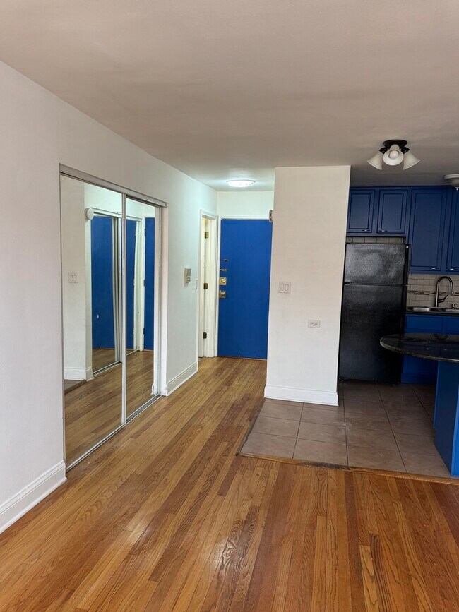 Foto del edificio - 2401 W Balmoral Ave