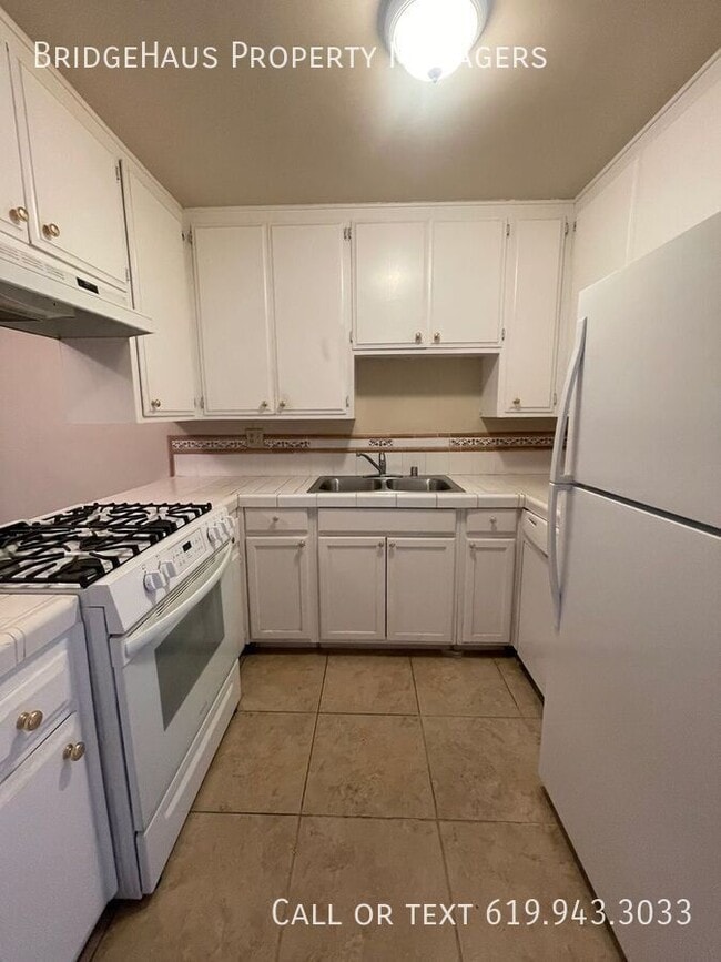 Building Photo - 516 S Tulip St