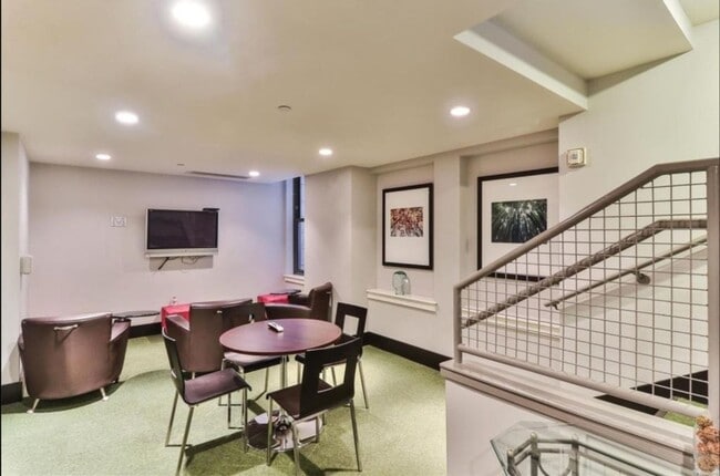 Building Photo - Nice Downtown Unit Available for Rent!