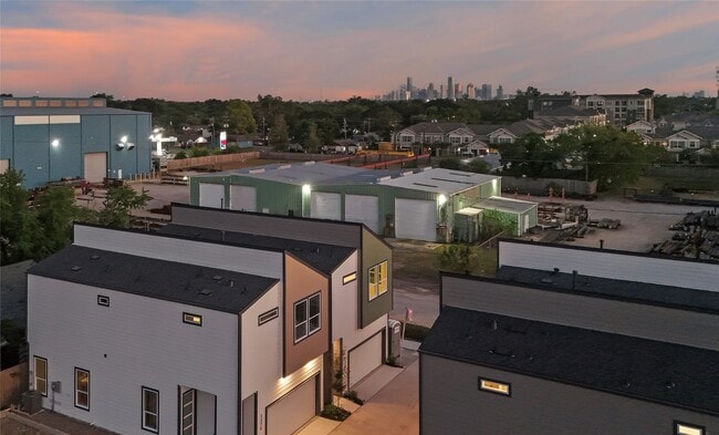 Building Photo - 225 Noras Ln