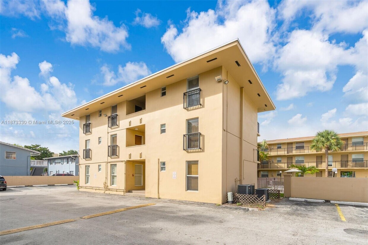 Foto principal - 241 S Royal Poinciana Blvd