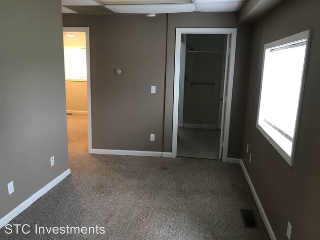 Building Photo - 2 br, 1 bath House - 1718 W. Jackson #16