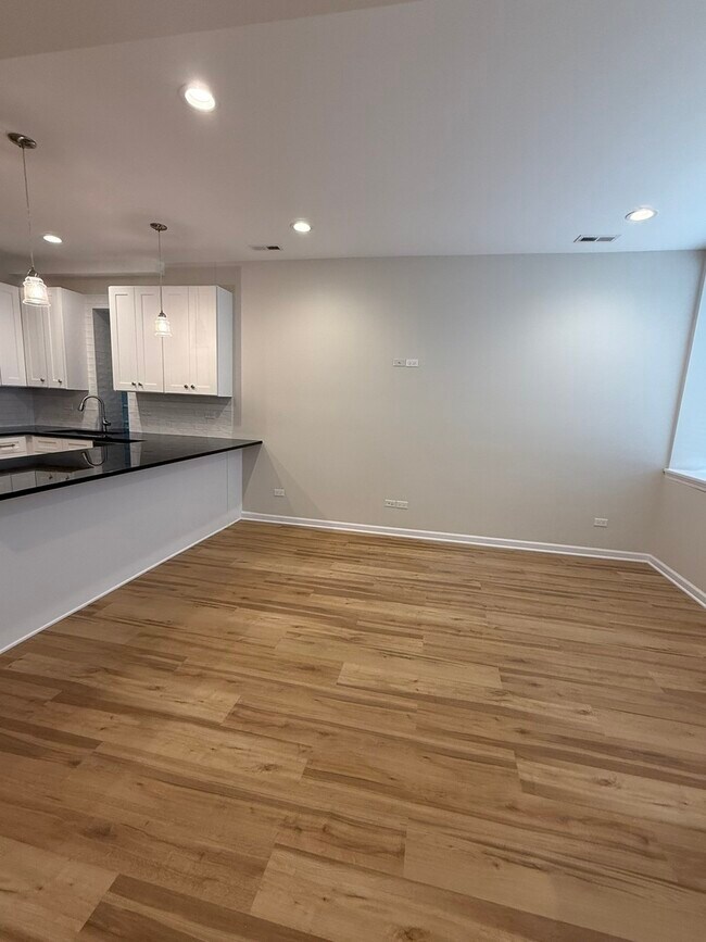 Foto del edificio - 5751 W Higgins Ave