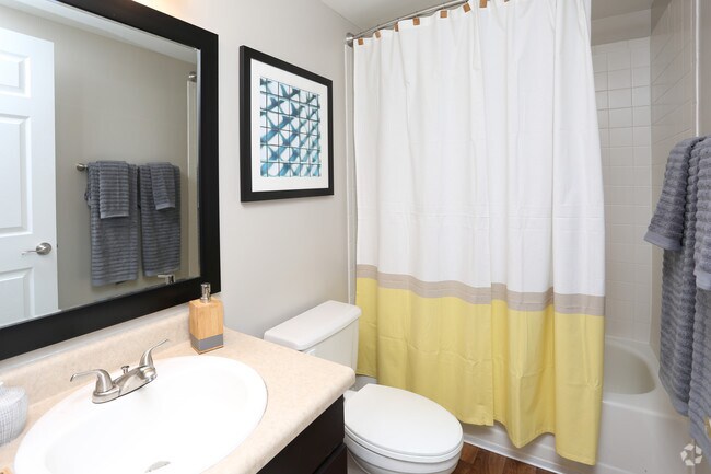 Baño | Apartamentos Louisville | Apartamentos Crescent Centre - Crescent Centre Apartments & Townhomes
