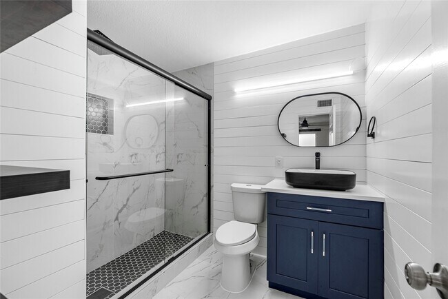 Foto del edificio - 7616 Grahamcrest Dr