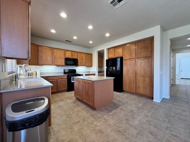 Foto del edificio - Gorgeous Westside 5 + 3 With Solar - $3700